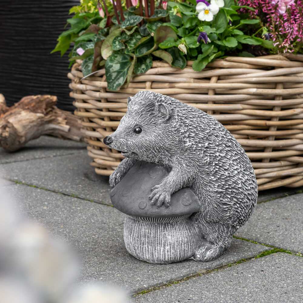 Igel auf Pilz | Steinguss, grau | H 15cm x T 15cm