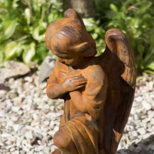 Wetterfeste Skulptur in Rostoptik, kniender Engel für Garten oder Friedhof